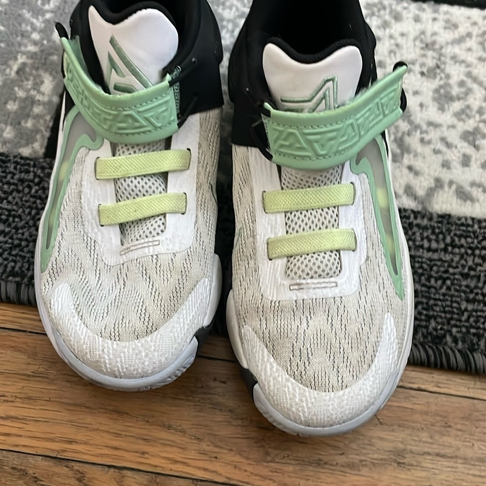 Boys basketball shoe